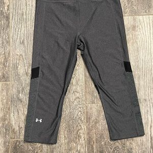 💜 3/$25 Under Armour medium cropped leggings